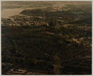 1987-1889 Luchtopname van de wijk Tussendijken, met achteraan het Marconiplein met de Europoint kantoorgebouwen, en op ...