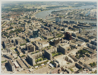 1987-2028 Luchtopname van de binnenstad van Rotterdam in vogelvlucht, met op de voorgrond het Schouwburgplein met de ...