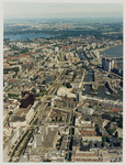 1987-2030 Luchtopname van het stadscentrum van Rotterdam vanuit het westen. Links de Westblaak, met aan het einde ...