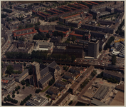 1987-2152 Luchtopname van de omgeving van de Laurenskerk aan het Grotekerkplein, met in het midden het spoorviaduct ...