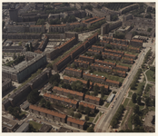 1987-2185 Luchtopname van de woningen tussen de Goudsesingel (links) en de Warande (rechts), met op de voorgrond de ...