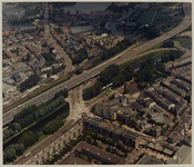 1987-2199a Luchtopname van de snelweg A20 langs het Noorderkanaal met vooraan de Bergwegbrug. Op de voorgrond de ...
