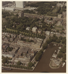 1987-2212 Luchtopname van de Veerhaven, met op de voorgrond de Westerkade en woningen in de Calandstraat. In het midden ...