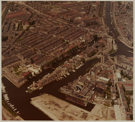 1987-2222 Luchtopname van het oude centrum van Delfshaven, met rechts de Havenstraat en verderop de Lage Erfbrug over ...