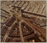 1987-2232 Luchtopname van een gedeelte van de wijk Bospolder met in het midden het Hudsonplein. Daarachter Diepenveen ...