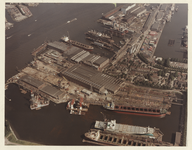 1987-641 Luchtopname van de scheepswerf van de Rotterdamse Droogdok Maatschappij (RDM) op Heijplaat, met op de ...