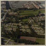1988-1004 Luchtopname van de wijk Wielewaal, met op de voorgrond een stukje van de Groene Kruisweg en verderop links de ...