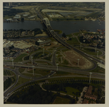 1988-1023 Luchtopname van het IJsselmondeplein, met in het midden de Van Hoochstratenweg, en op de voorgrond een zijweg ...