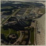 1988-1039 Luchtopname van De Esch, met het voormalige terrein van de Drinkwaterleiding (DWL), en rechts de Nieuwe Maas. ...