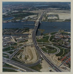 1988-1112 Luchtopname van het IJsselmondseplein, met in het midden de snelweg A16 over de Van Brienenoordbrug, waar ...