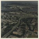 1988-1117 Luchtopname van de Adriaan Volkerlaan op de kruising met de Dwarsdijk (links) en de Groene Tuin (rechts) in ...
