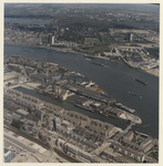 1988-1134-1 Luchtopname van de Persoonshaven op Feijenoord, in het midden de Nieuwe Maas en op de achtergrond de wijken ...