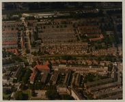1988-1220 Luchtopname van de omgeving van de Boergoensevliet (midden) in Oud-Charlois, met links de Van Blommesteynweg, ...
