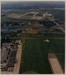 1988-1849a Luchtopname van Vliegveld Zestienhoven, met verderop plassen en daarachter van links naar rechts de snelweg ...
