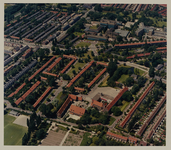 1988-1874 Luchtopname van de wijk Vreewijk, met op de voorgrond de Enk, in het midden van links naar rechts de Groene ...