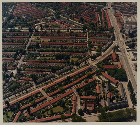 1988-1881 Luchtopname van Vreewijk, met op de voorgrond woningen aan de West-Varkenoordseweg, rechts de Breeweg op de ...