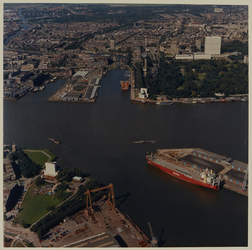 1988-723 Luchtopname van de Nieuwe Maas tussen de Maashaven en de Parkhaven, met op de voorgrond links het ...