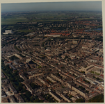 1988-740 Luchtopname van het Oude Noorden en Schiebroek richting het noorden, met op de voorgrond links de Noordsingel ...