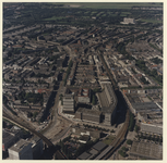 1988-743 Luchtopname van de woonwijken Agniesebuurt en Bergpolder in noordelijke richting. Op de voorgrond links de ...