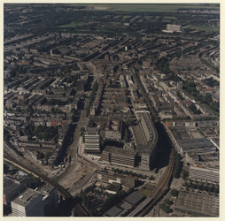 1988-743 Luchtopname van de woonwijken Agniesebuurt en Bergpolder in noordelijke richting. Op de voorgrond links de ...