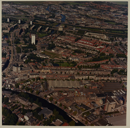 1988-756 Luchtopname van het oostelijk stadsdeel van Schiedam, met op de voorgrond de Buitenhaven en verderop de ...