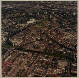 1988-760 Luchtopname van het stadscentrum van Schiedam, met op de voorgrond een gedeelte van Schiedam-West, met links ...
