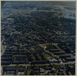 1988-762 Luchtopname van Schiedam uit het noorden, met op de voorgrond de Burgemeester van Haarenlaan, verderop links ...