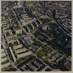1988-766 Luchtopname van de woonwijk Nieuwland in Schiedam, met links de Monseigneur Nolenslaan, in het midden van ...