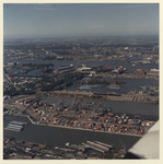 1988-774 Luchtopname van het westelijk deel van de Waalhaven, met op de voorgrond Pier 7 waar veel containers staan. ...
