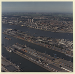 1988-777 Luchtopname van Pier 1 in de Waalhaven, en in het midden de Sluisjesdijk met bedrijfspanden. Verderop de ...