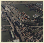 1988-780 Luchtopname van Heijplaat, met links vooraan de Heijplaatstraat en rechts de Waalhaven. Uit het westen.