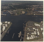 1988-789 Luchtopname van de 2e Petroleumhaven, met aan weerskanten petrochemische industrie. Onder het water van de ...