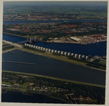 1988-801 Luchtopname van het windscherm tussen de Calandbrug over het Calandkanaal en de Rozenburgsesluis. Op de ...