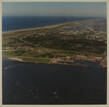 1988-819 Luchtopname van de Berghaven in Hoek van Holland uit het zuiden gezien. Op de voorgrond de Nieuwe Waterweg, in ...