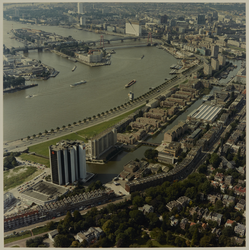 1988-978 Luchtopname van het Buizengat en omgeving, met op de voorgrond de Honingerdijk en links het Adriaan Volkerhuis ...