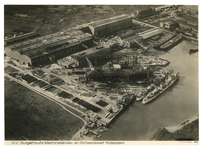 1990-1274 Luchtopname van N.V. Burgerhout's Machinefabriek- en Scheepswerf aan de Varkenoordsedijk (later Stadionweg). ...