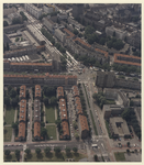 1991-1653 Luchtopname van de Warande (voorgrond) en rechts de Vondelweg, die kruist met de Goudsesingel. Verderop markt ...