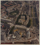 1991-1658 Luchtopname van de omgeving van de Hoogstraat (links), in het midden gekruist door de Mariniersweg. Op de ...