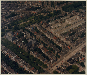 1991-1692 Luchtopname van de wijk Middelland met op de voorgrond de kruising van de Claes de Vrieselaan (rechts) en de ...
