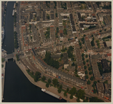 1991-1704 Luchtopname van een gedeelte van de wijk Nieuwe Westen, met op de voorgrond links de Delfshavense Schie bij ...