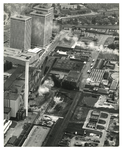 1992-4037 Overzicht van omvallende schoorstenen bij het elektriciteitsbedrijf en de Keilehaven. Verderop ...