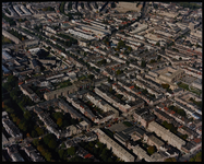 1992-1727 Luchtopname van de wijk Oude Noorden, met op de voorgrond links de Noordsingel met verderop het ...