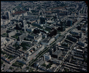 1993-2728 Luchtopname van de Westblaak en omgeving, met op de voorgrond het Eendrachtsplein. Verderop links de ...