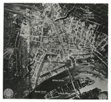 1994-715 Luchtopname van de door de Duitsers gebombardeerde stad Rotterdam en omgeving, met het Noordereiland, de ...