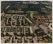1995-547 Luchtopname van Zuidwijk, met op de voorgrond woningen tussen de Harkulo en de Hulsterlo. Rechts in het midden ...