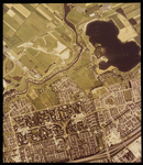2000-1128 Verticale luchtopname van het oostelijk deel van de stad met onderaan de buurten Ommoord (links) en Zevenkamp ...