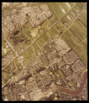 2000-1135 Verticale luchtopname van Capelle aan den IJssel, met onderaan de Hollandse IJssel en een gedeelte van ...