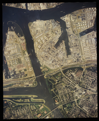 2000-1143 Verticale luchtopname van een gedeelte van de Botlek in Rotterdam (links), met bovenaan de Geulhaven, in het ...