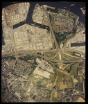 2000-1144 Verticale luchtopname van de petrochemische industrie bij de 2e Petroleumhaven, in het midden de A ...