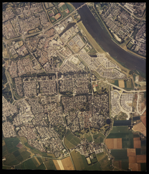 2000-1145 Verticale luchtopname van Spijkenisse met in het midden de metrolijn, en bovenaan de Groene Kruisweg, ...